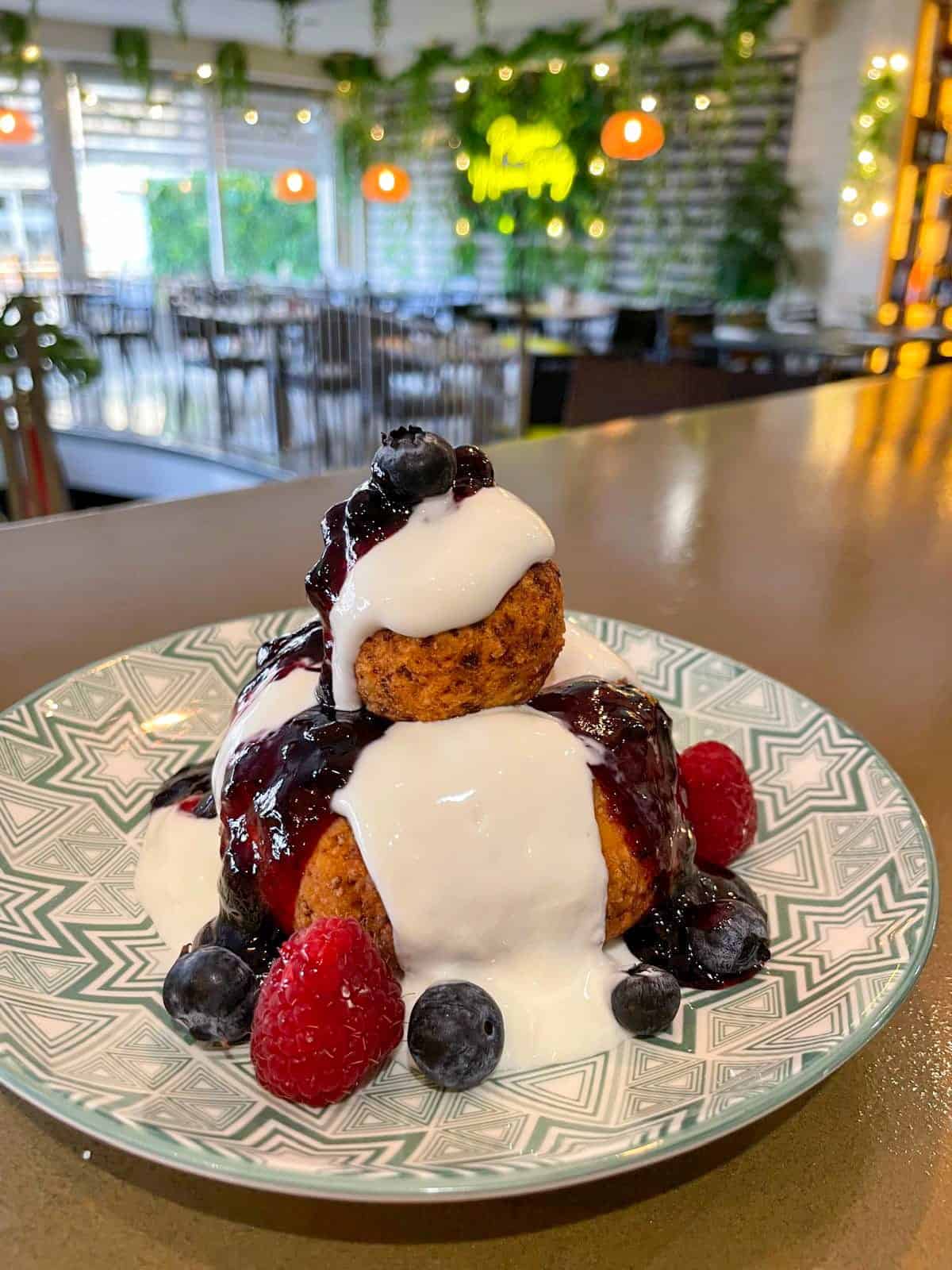 Marina Paty Inici Palamos Papanasi, postre tradicional rumano en Marina Paty, restaurante en Sant Antoni de Calonge, cerca de Palamós, Girona.